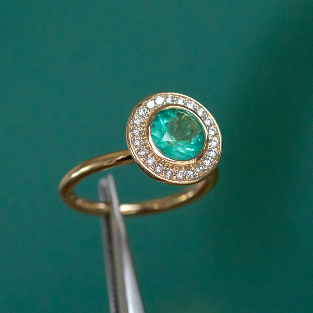 0.94ct Round Neon Green Emerald With Bezel Set Diamond Halo In 18k Yellow Gold