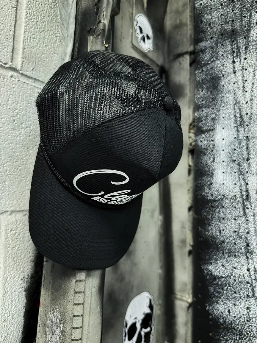 CLASSY CURVED BILL BLACK HAT